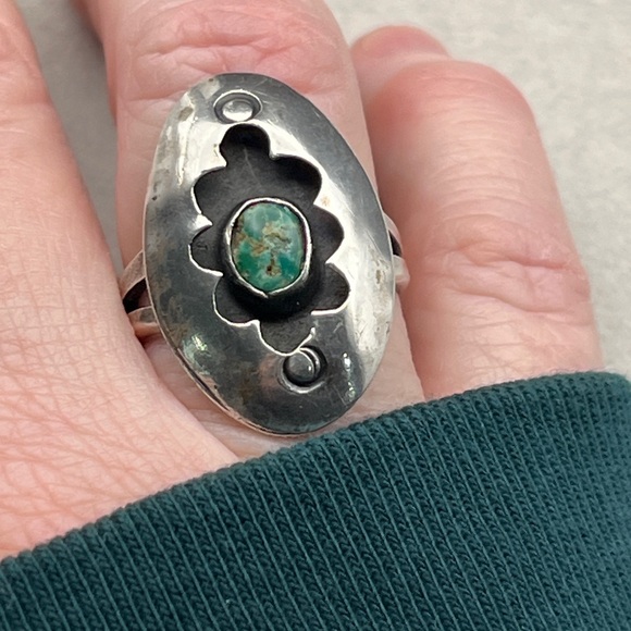 Sterling Silver Split Shank Shadowbox Ring with green stone - Picture 7 of 10